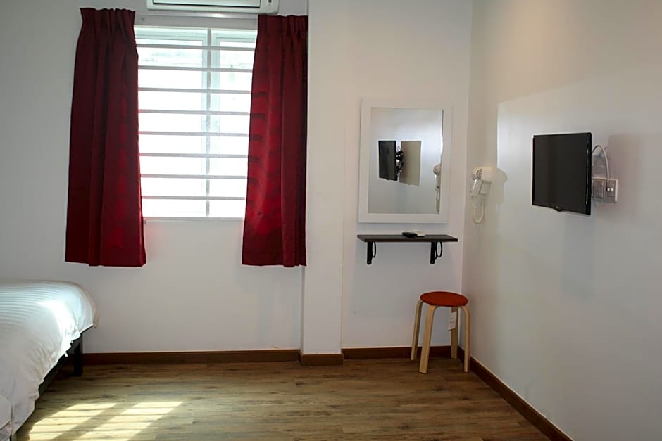 Cozy Riverside Hotel