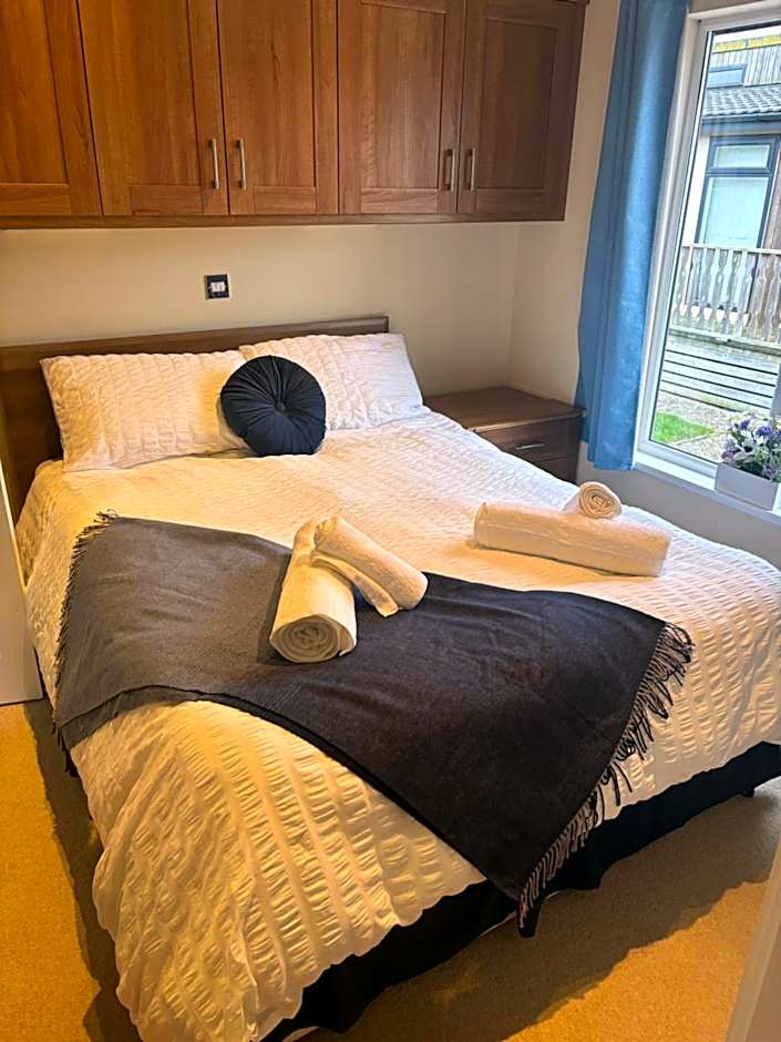 Gressingham 9 - South Lakes Leisure Village - lodge on the lake