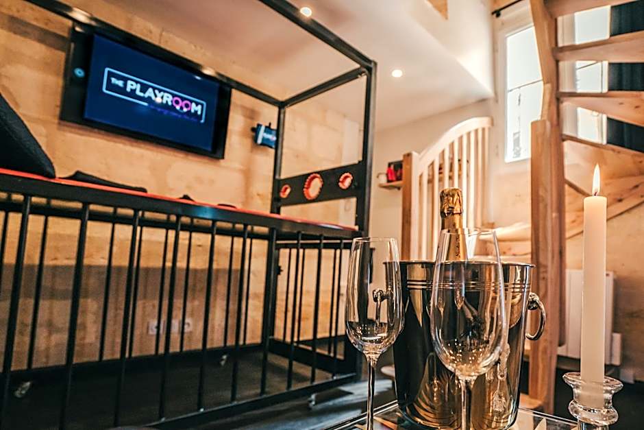 LOVE ROOM Bordeaux Playroom avec salle de jeux pour adultes et lit à eau chauffant