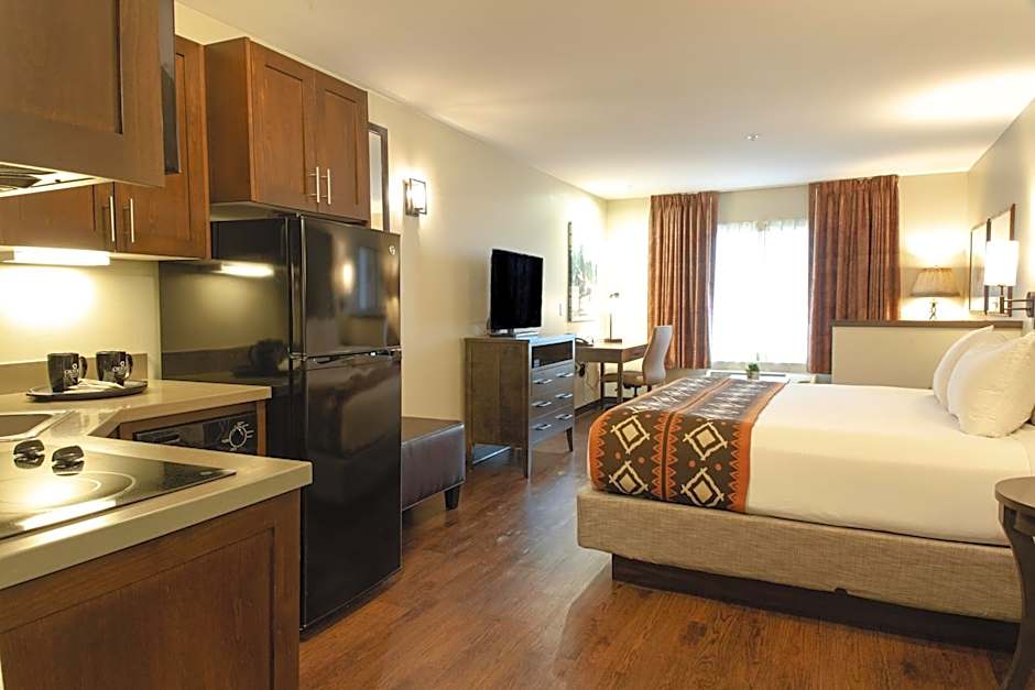 Photo 1 sur 9 de Extended Stay King Suite Kitchenette Sleeper Sofa