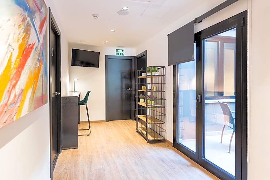 Airhostel Barcelona Airport 24h