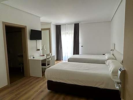 Family Room (3 Adults)