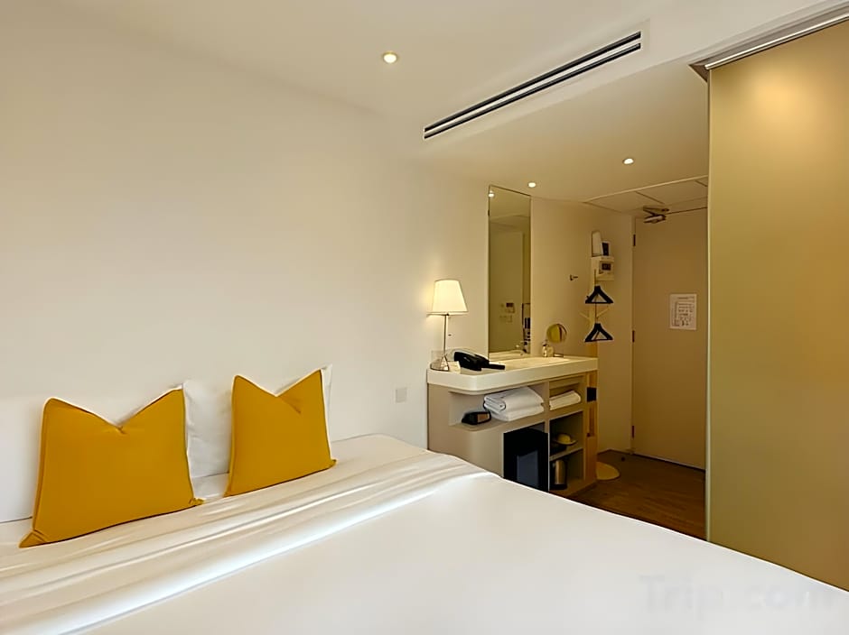 YELLO ROOMS Victory Monument