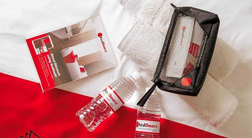 RedDoorz Syariah @ Jatiwangi Guest House 2 Cafe &