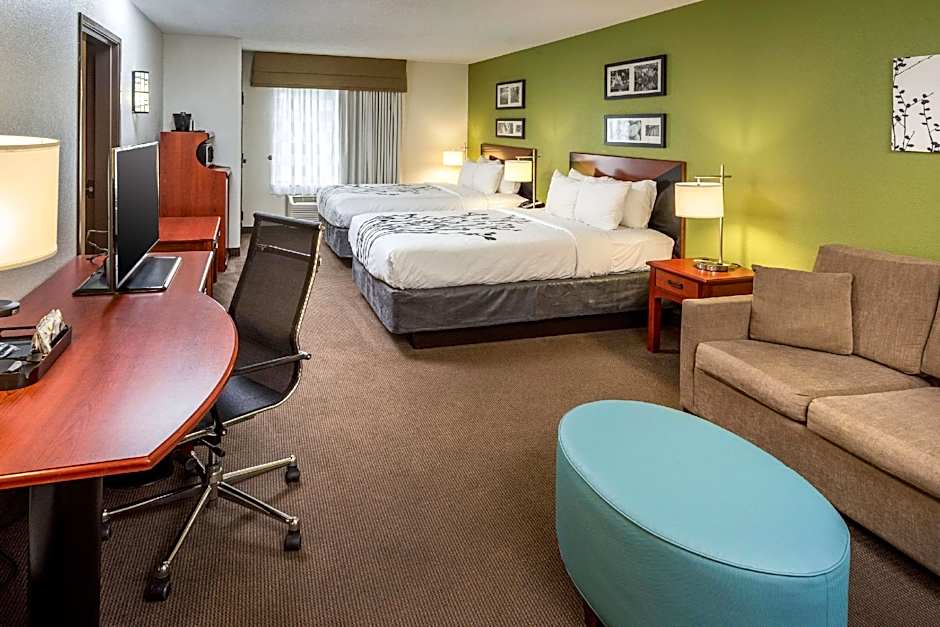 Photo 1 of 2 of 2 Queen Beds Suite