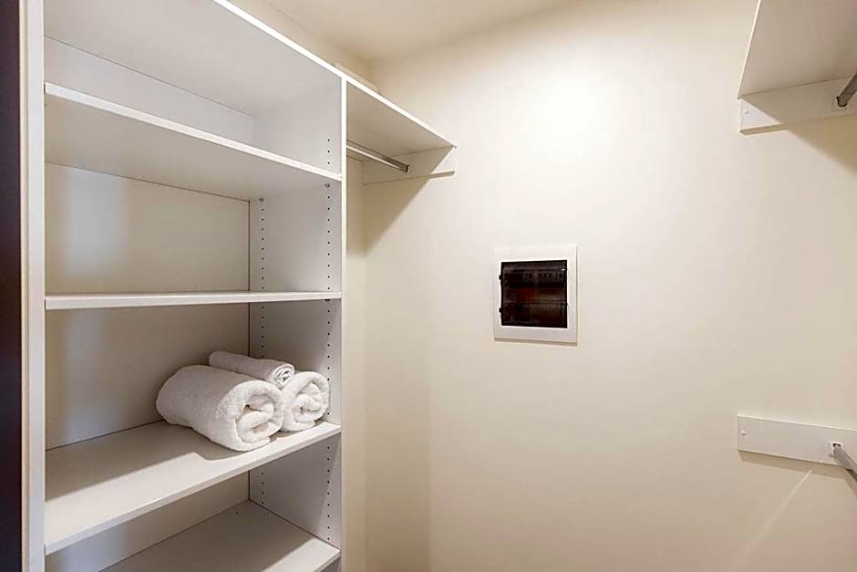 Inner-city 2 bedroom apartment - perfectly located