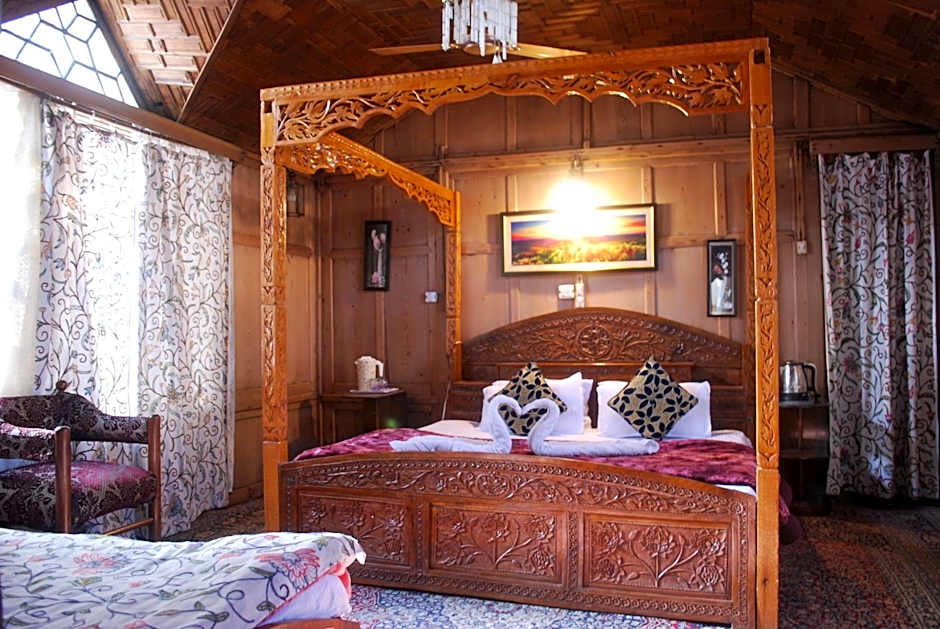 Young Shahzada Group of Houseboats