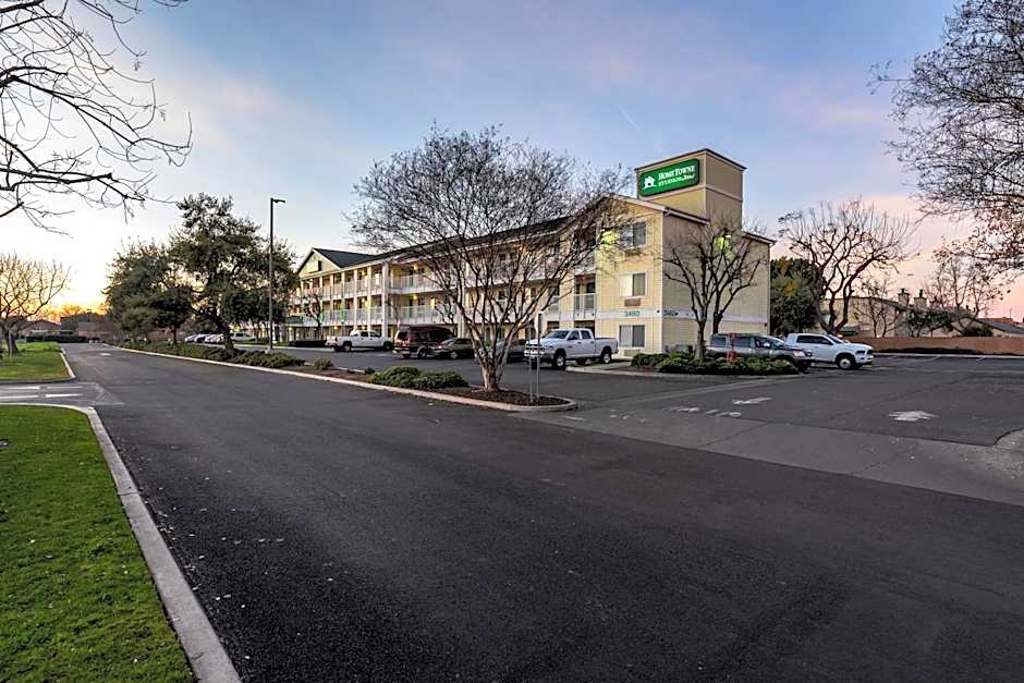 HomeTowne Studios Fresno - West