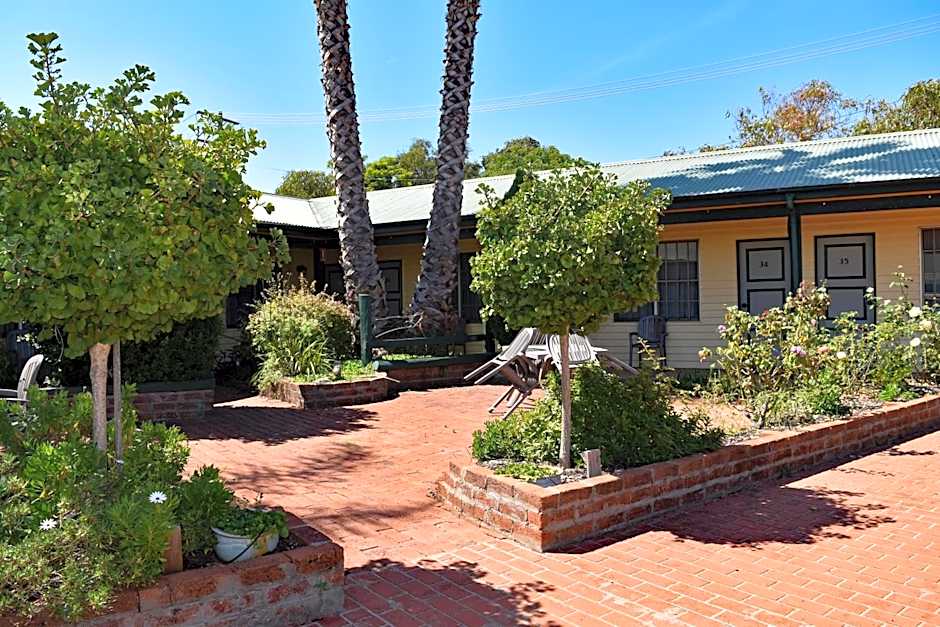 Ten Dollar Town Motel