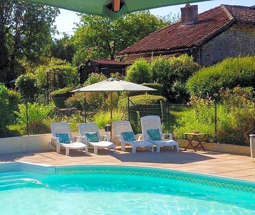Domaine Charente - B&B / Familyroom Le Jardin (with external toilet & shower house)