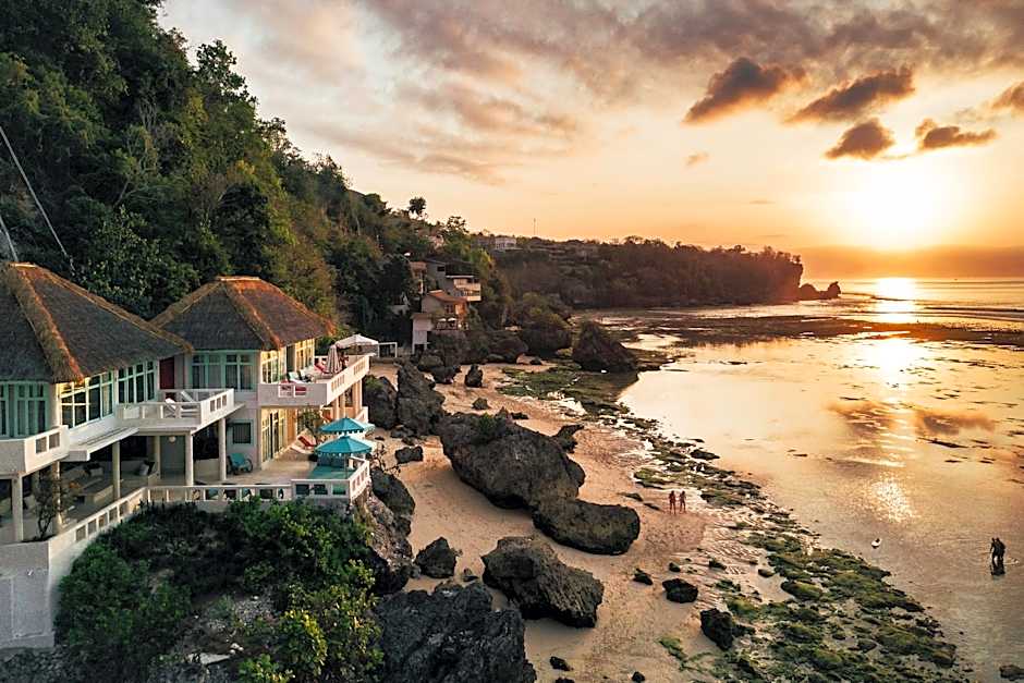 The Rocks - 6BR Beachfront Villa, Surf-in Location