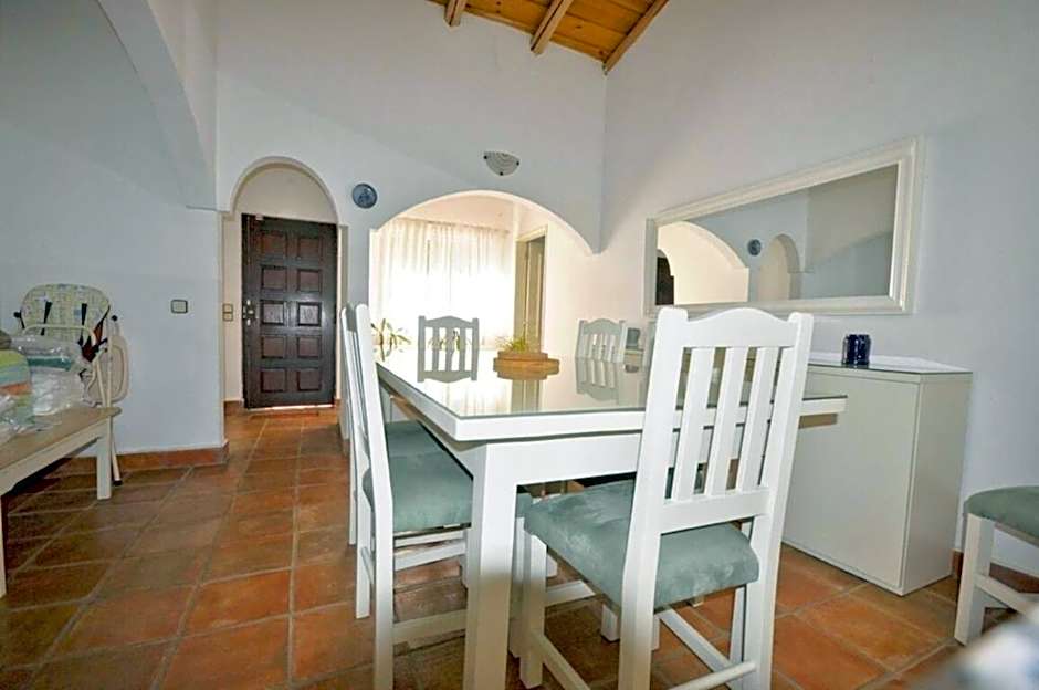 Fantastic outdoor area, private pool, Tennis Court Golf Practice Facility