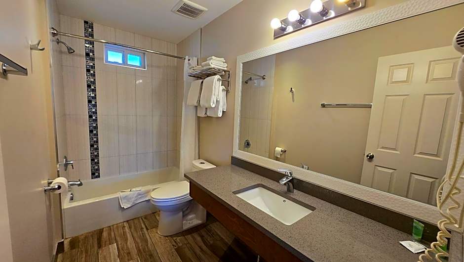 Sahara Courtyard Inn & Suites Osoyoos