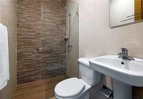 2 QUEEN BEDS, TWO BEDROOM, CONTEMPORARY ROOM, BRIGHT TRIPLE