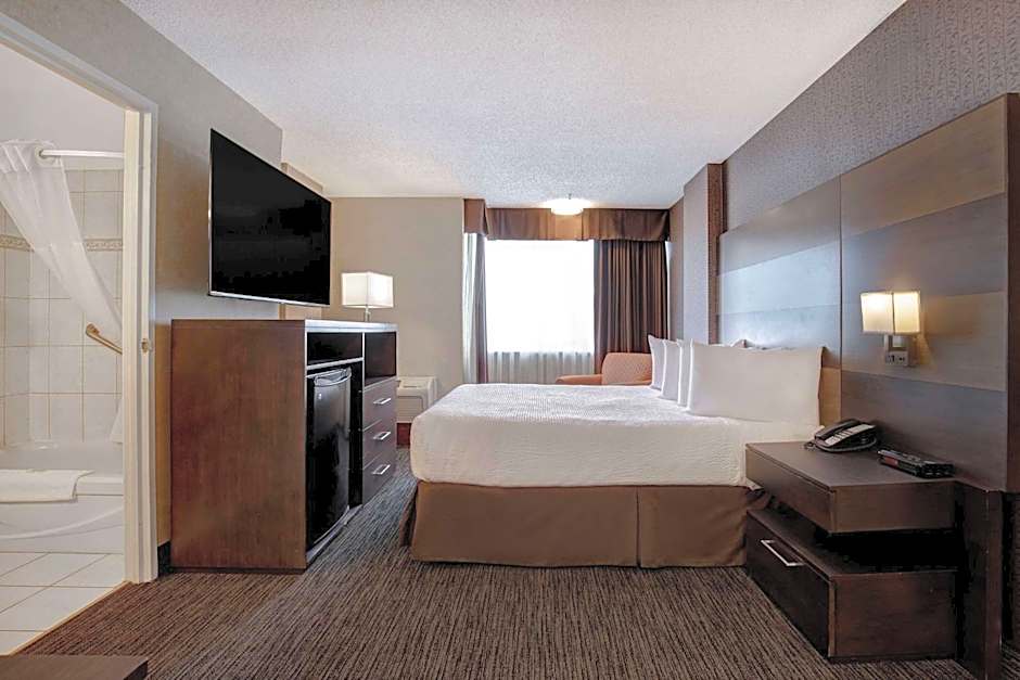 Photo 1 of 4 of 1 Queen Bed, Accessible