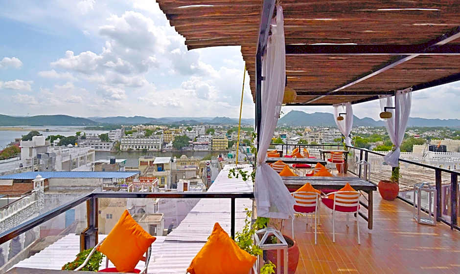 Hotel Udai Niwas - By The Lake