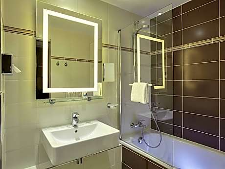 Classic Room with 1 double bed and twin beds