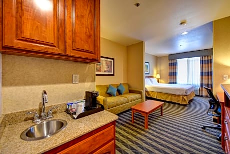 King Suite with Sofa Bed - Communication Accessible