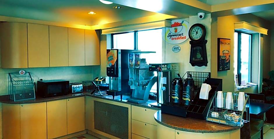 Super 8 by Wyndham Hartford