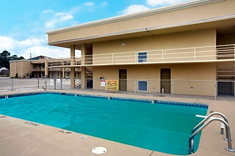 Cypress Inn&Suites Washington-Chocowinity,NC byOYO