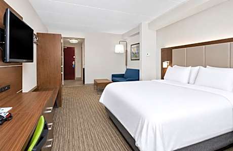 Standard King Room with Roll-in Shower - Mobility Accessible