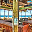 Walkabout 5 Retro Hotel on the beach with live music and a bar