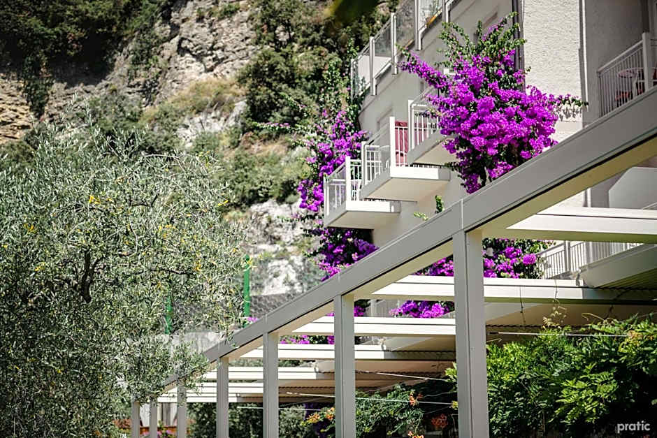 Hotel Baia Azzurra - Lake Front
