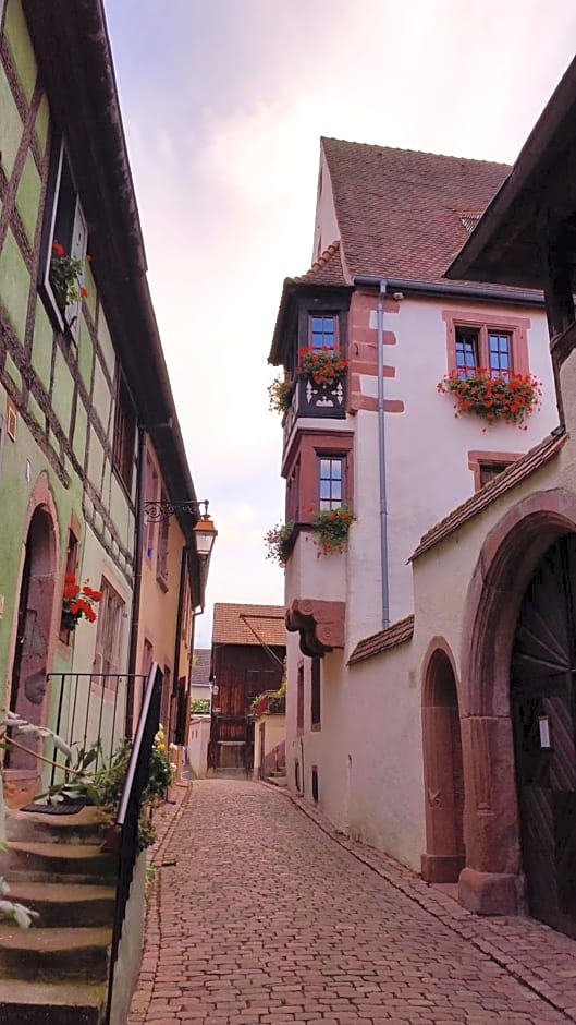 ADRIHOF à Riquewihr, Cour de l'Abbaye d'Autrey