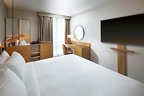 Queen Room with River View - Mobility Access