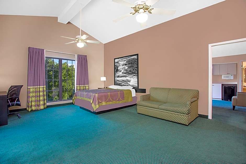 Super 8 by Wyndham Austell/Six Flags
