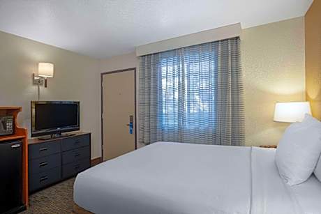 1 Queen Bed Deluxe Room Non Smoking