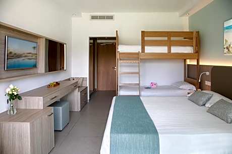 Family Room (2 Adults + 2 Children)