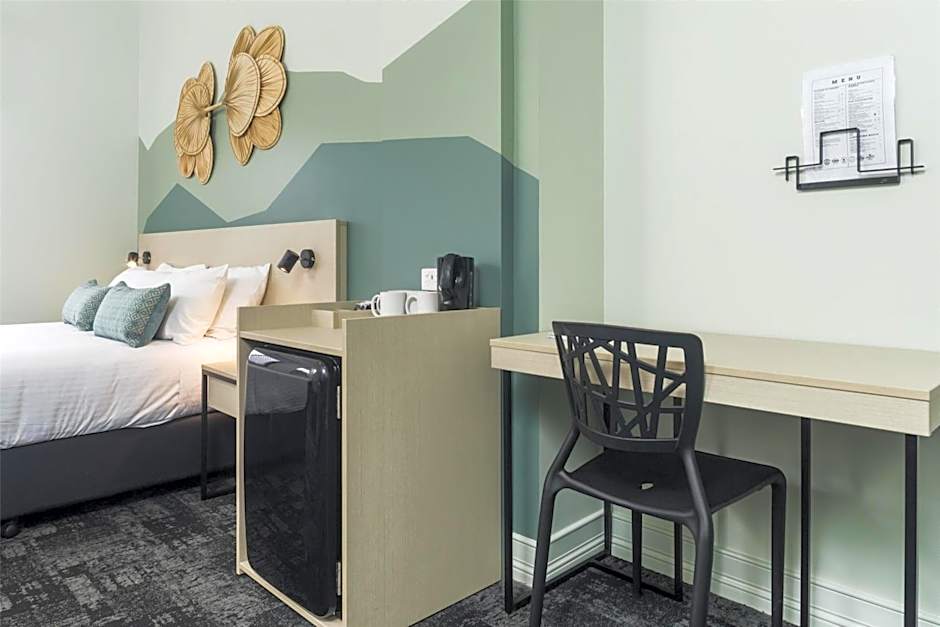 Nightcap at Atherton Hotel