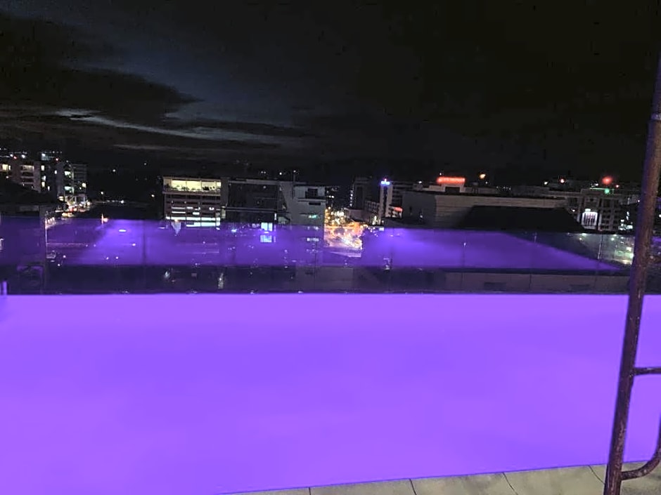 Sky Suite Top floor with Rooftop Pool & Gym