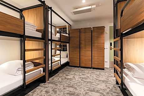 Bed in 6-Bed Dormitory Room with Ensuite