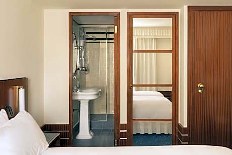 Interconnecting Queen and Classic "Signature" Rooms