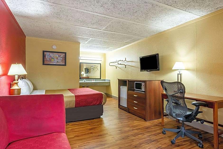 Econo Lodge Airport near Billy Graham Parkway