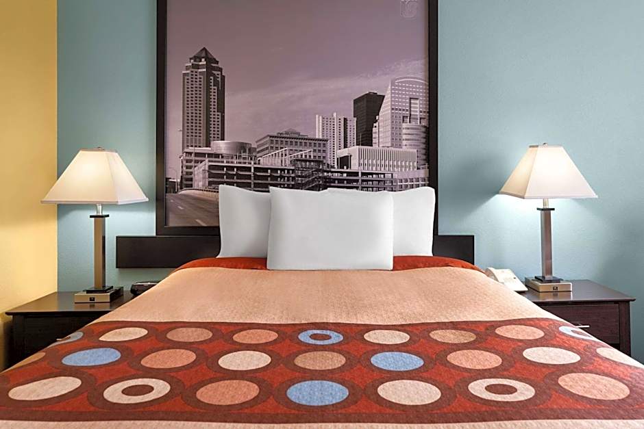 Super 8 by Wyndham Dyersville