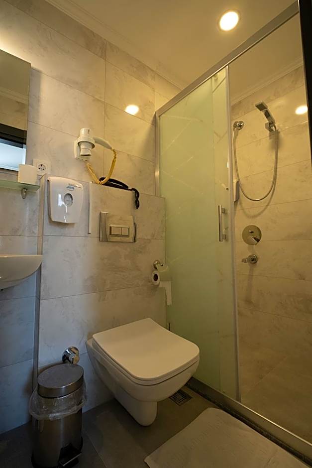 Artemis Hotel
