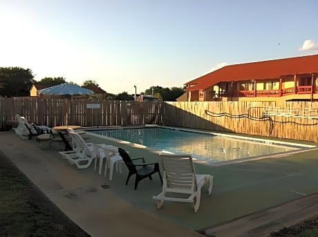Efficiency Room with Two Double Beds - Non Smoking