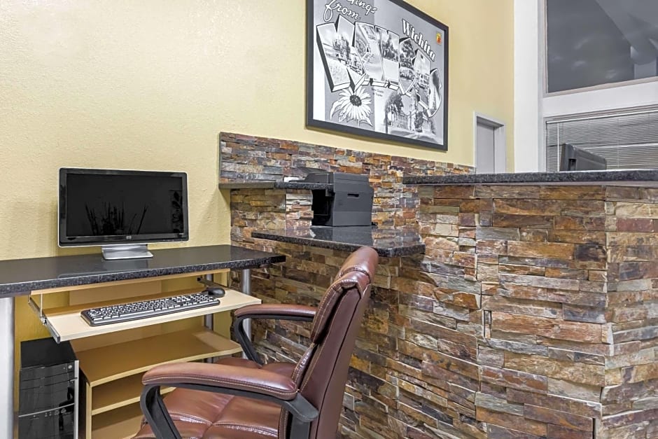 Super 8 by Wyndham Wichita Airport West Kellogg