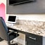 Econo Lodge Inn & Suites