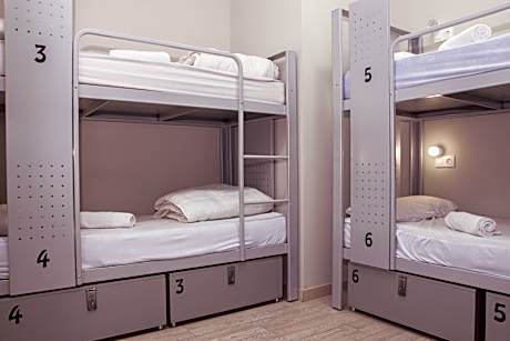 Shared Dormitory, Mixed Dorm, Private Bathroom (8 beds) (1 Twin Bed)