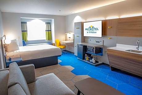1 Queen Bed Studio Suite Non-Smoking