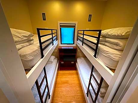 Deluxe Family Two-Bedroom Cabin with Private Bathroom