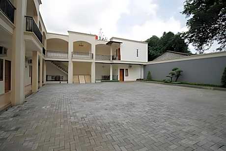 RedDoorz Syariah near Mercu Buana University