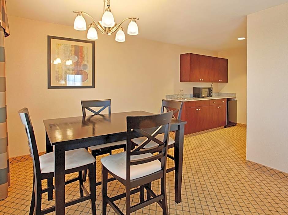 Holiday Inn Express and Suites Wichita Airport By IHG