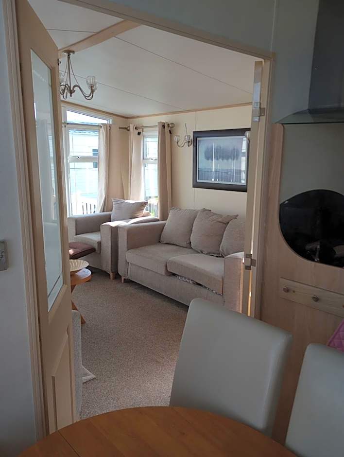 Luxury 2 bedroom caravan with large decking Close to beach