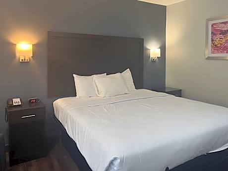 1 Queen Bed , Non-Smoking, Kitchen