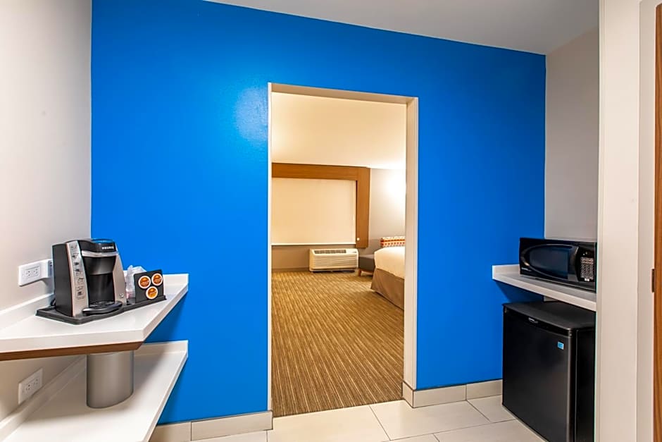 Holiday Inn Express & Suites Greenville S - Piedmont By IHG